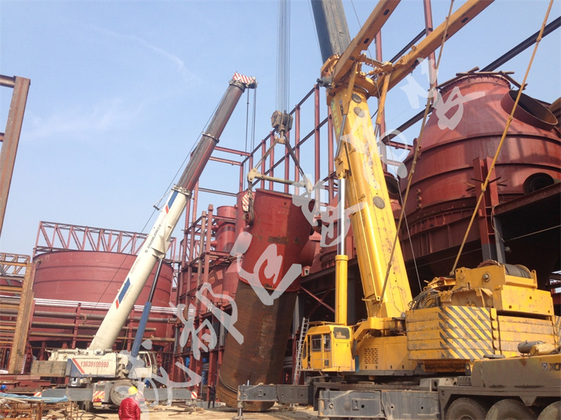 8.貴州鋁廠大型蒸發(fā)器吊裝(500T汽車吊和260T汽車吊).jpg 8.貴州鋁廠大型蒸發(fā)器吊裝(500T汽車吊和260T汽車吊).jpg